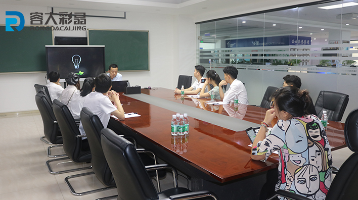 容大彩晶技術(shù)總監(jiān)為客戶團(tuán)隊(duì)培訓(xùn)多媒體觸摸一體機(jī)的軟件、硬件使用方法！