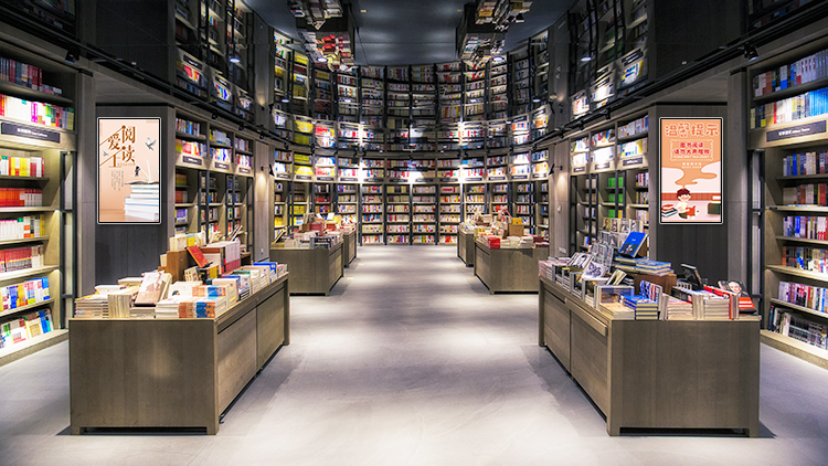 容大彩晶壁掛廣告機(jī)：以創(chuàng)新顯示技術(shù)，賦能商業(yè)空間新價(jià)值